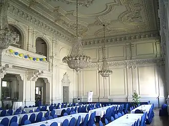 La salle des fêtes aménagée pour le bal des étudiants.