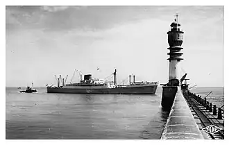 Vieille carte postale sur laquelle apparaissent les rails posés sur la jetée (Patrick Maire / phare-et-feux.fr).