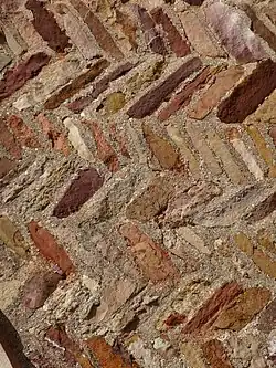 Appareil en arête-de-poisson en grès rouge.