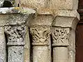 Chapiteaux du portail.
