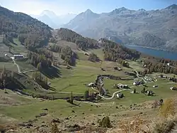 Débouché de la vallée avec le village de Platta ; au fond à droite le lac de Sils.