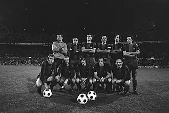 Photographie de 11&nbsp;hommes, 6 debout et 5 accroupis.