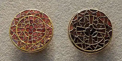 Paire de fibules en cloisonné provenant de la parure.