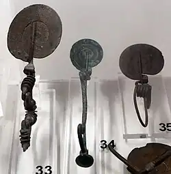 Fibules serpentines avec étrier, 900-850 av. J.-C.