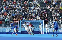 Description de l'image Field hockey at the 2018 Summer Youth Olympics – Boys Preliminary Round – MAS-ARG (141).jpg.