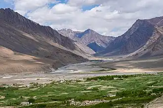 Vue sur le village et les champs depuis le fort (khar) de Zangla, sur les bords du Zanskar, dans le sud-ouest du territoire.