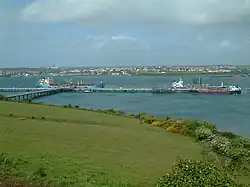 L'estuaire de Milford Haven. Au fond, la ville de Milford Haven.
