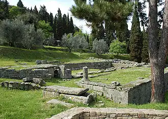 L'assise du temple romano-étrusque de Fiesole. Ouvrage d'architecture exposé au sein de l'aire archéologique étrusco-romaine de Fiesole.