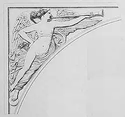 Une Renommée (façade sud, écoinçon gauche).