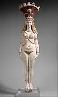 Isis-Aphrodite au calathos. Terre cuite peinte sur engobe blanche, H. 49,5 cm. IIe&nbsp;siècle EC. Met
