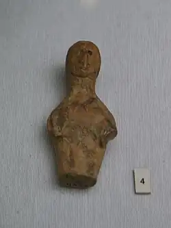 Figurine féminine en terre cuite.