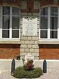 Plaque, monument aux morts, à la mairie.