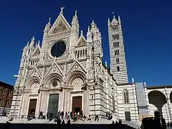 Le parvis et ses escaliers.
