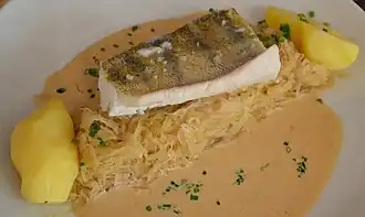 Filet de sandre servi sur un lit de choucroute.