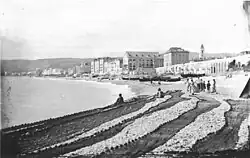 1865 - Filets de pêche étendus sur  la plage des ponchettes à Nice.