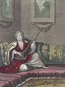 Gravure coloriée de facture européenne, musicienne assise à décolleté moins avantageux.