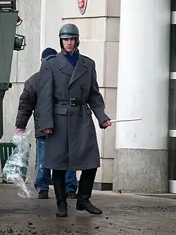 Acteur dans un uniforme de la MO lors du tournage du film Jeudi noir en 2011.