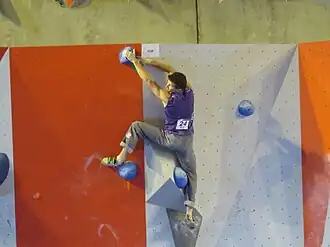 Kilian Fischhuber(Autriche) en finale du bloc hommes (escalade)