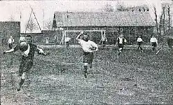 Photo en noir et blanc d'une action de jeu lors d'un match de football.