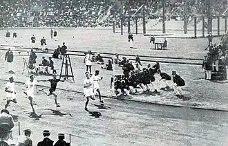 Plusieurs athlètes franchissant la ligne d'arrivée d'une course à pied.