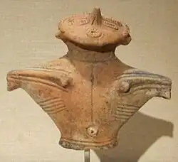 Dogū brisé, H. 15,6 cm. Terre cuite à décor cordé et incisé. 1000-300. Metropolitan Museum of Art.