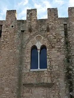 Image en couleur d'une fenêtre à double lancette restaurée