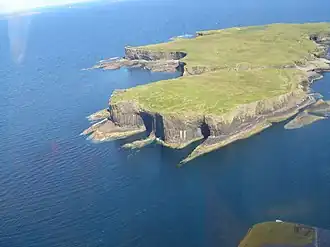 Vue aérienne de Staffa avec l'entrée de la grotte de Fingal.