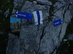 Les flèches bleues montrent la direction à prendre.