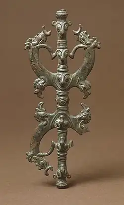 Épi de faîtage en bronze du Luristan représentant le « Maître des animaux ».