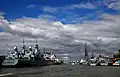 Bateaux de guerre dans le port.