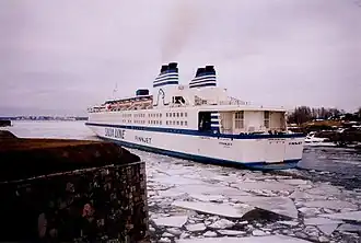 Un navire de Finnjet passant le détroit.