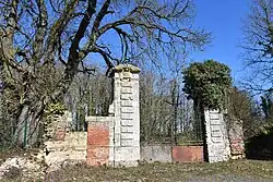 Vestiges de l'éntrée de l'ancien château.