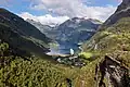 Vue de l'extrémité du Geirangerfjord, avec un bateau de croisière amarré.