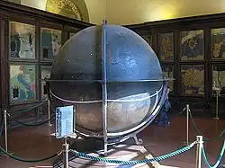 Globe terrestre monumental