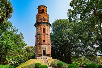 Le Firoz Minar à Gaur, qui forme avec la localité voisine de Pandua un site monumental et archéologique majeur du Bengale.