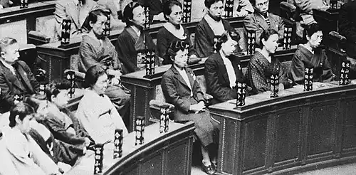 photo d'un groupe de femmes assises sur les bancs de l'assemblée.