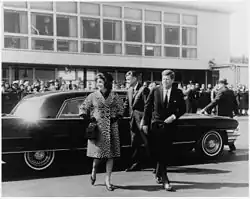 John Fitzgerald Kennedy et sa femme au départ de Dulles en 1962.