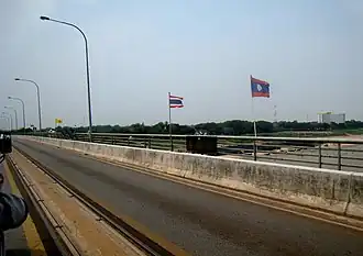 Frontière, route et voie ferrée.