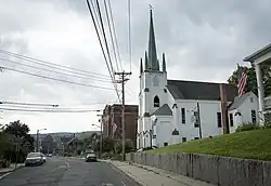 La première église universaliste et Main Street.