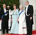 La reine Élisabeth II et le duc d'Édimbourg avec le couple Bush. Le prince Philip et George Bush portent l'habit du soir (gilet blanc)