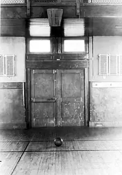 Un terrain de basket-ball.