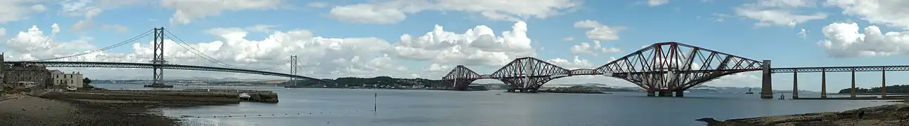 Vue panoramique du pont du Forth et de son homonyme routier.