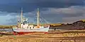 Un bateau de pêche de loisir échoué sur la plage de Nørre Vorupør.