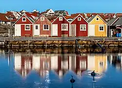 Maisons de pêchaires au port de Fisketången, Kungshamn. Le froid, d'environ -7°, a gelé l'eau du port. Janvier 2021.