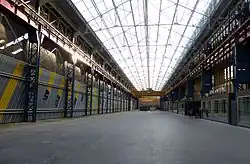 Halle de l'usine : à droite l'entrée du lycée hôtelier