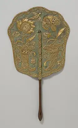 Écran en soie verte et broderies en paille, Musée d'Art du comté de Los Angeles.