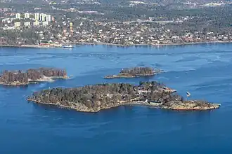Stora Fjäderholmen au premier plan,les îlots Libertas et Rövarns derrière et Ängsholmen à gauche.