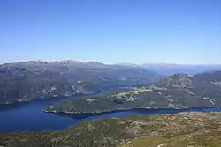 Vue du Hylsfjord au premier plan, et du Saudafjord en arrière-plan
