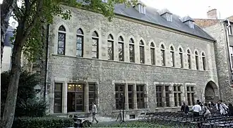 La cour du 22, Le no&nbsp;20, détruit était derrière l'arbre.