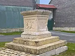 La base sculptée du calvaire